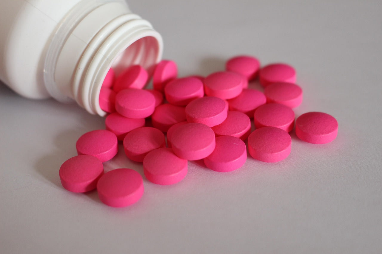 Symbolbild für MPU wegen Drogen – pinke Tabletten als Darstellung von Medikamenten- oder Drogenkonsum im Zusammenhang mit der Medizinisch-Psychologischen Untersuchung.