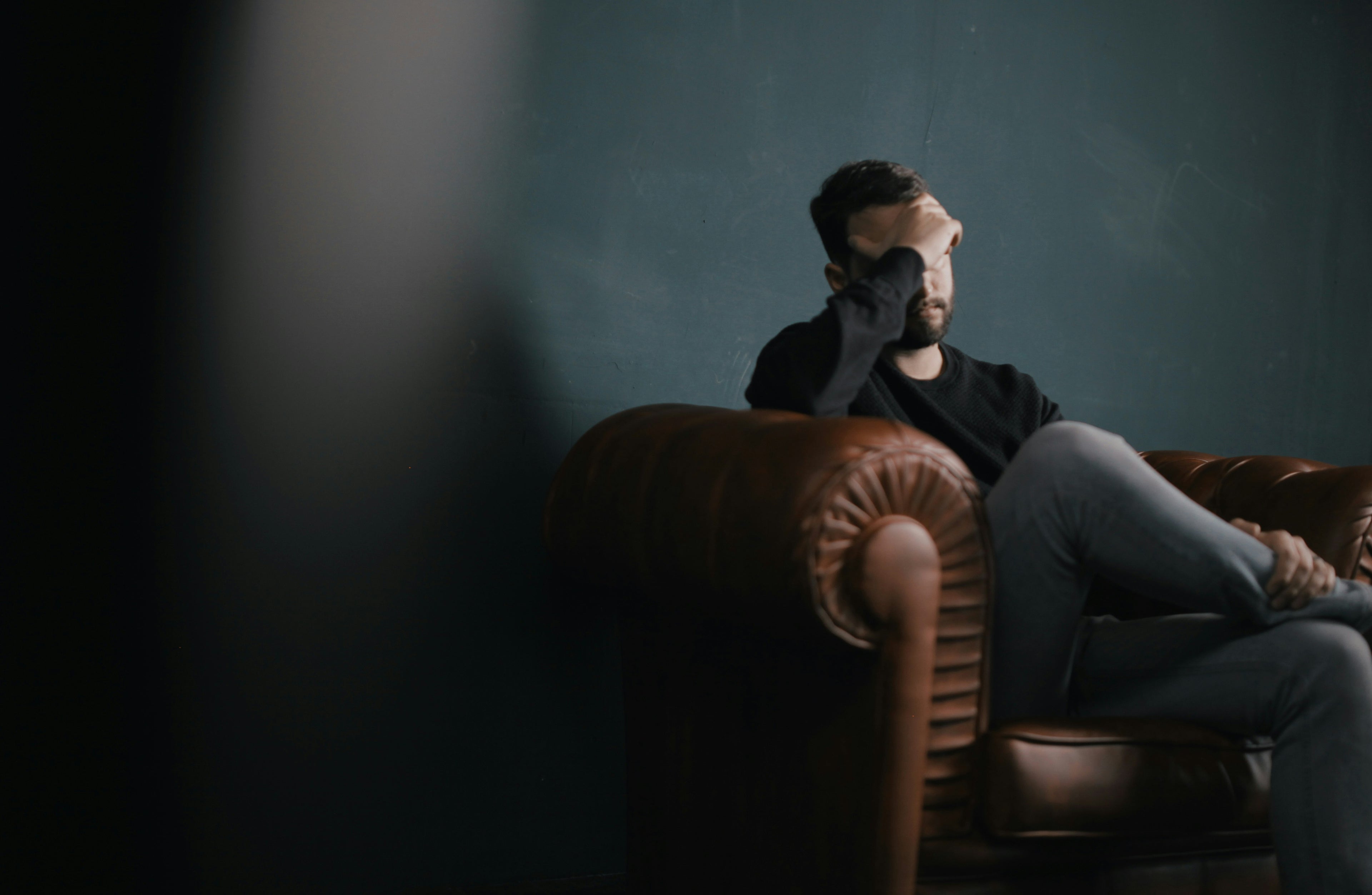 Symbolbild MPU-Beratung – nachdenklicher Mann auf einem Sofa, steht für Selbstreflexion und psychologische Vorbereitung auf die Medizinisch-Psychologische Untersuchung.